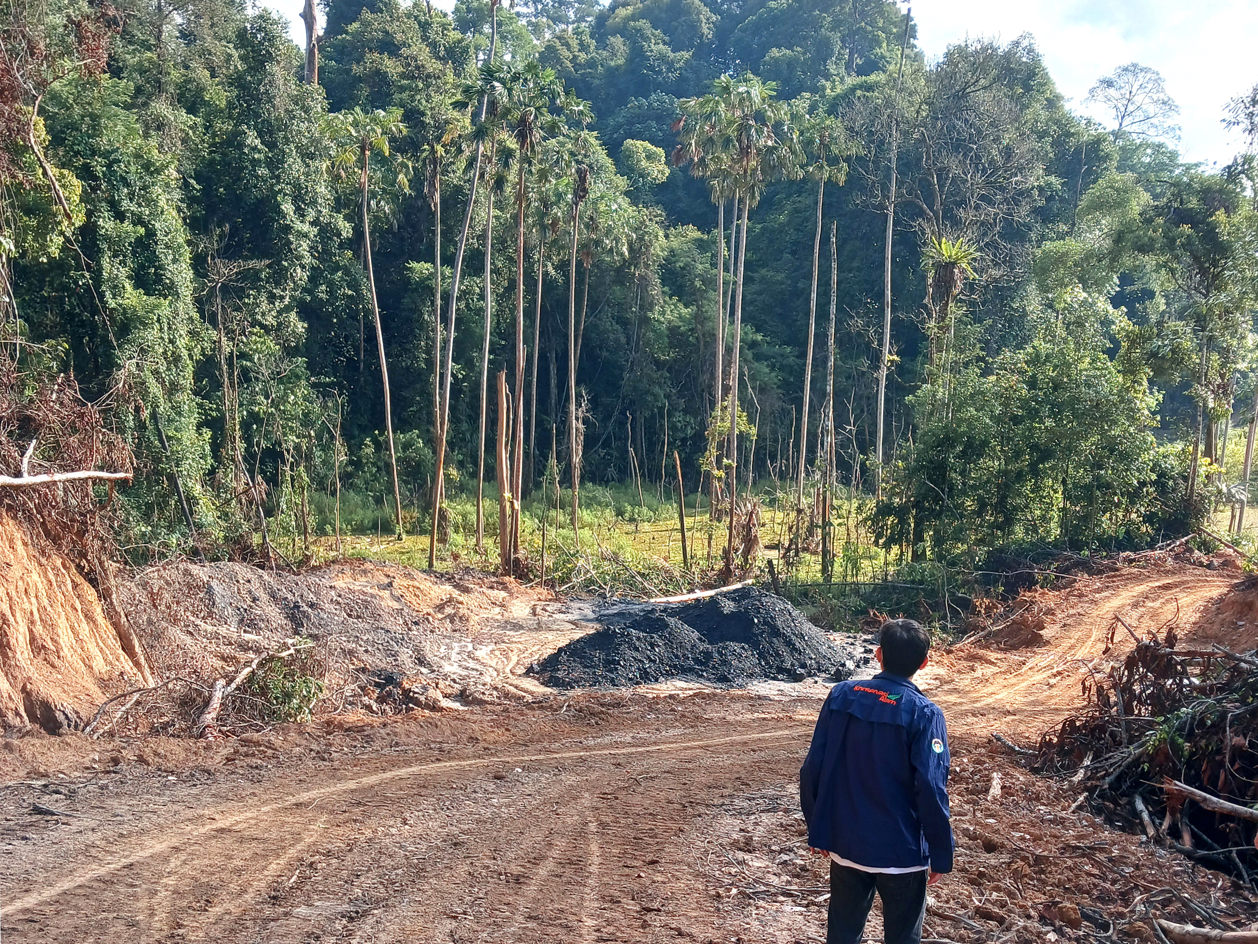 Muhammad Sarip di hutan penelitian Unmul yang ditambang, 8 Mei 2025